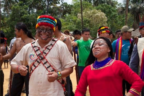 Jaime Vargas y esposa bailan Achuar president Jaime Vargas and wife at the Sarayaku community celebration